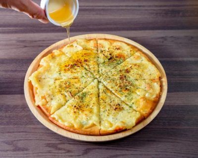 UberEats福岡加盟店チーズ酵房のクアトロフォルマッジピザ